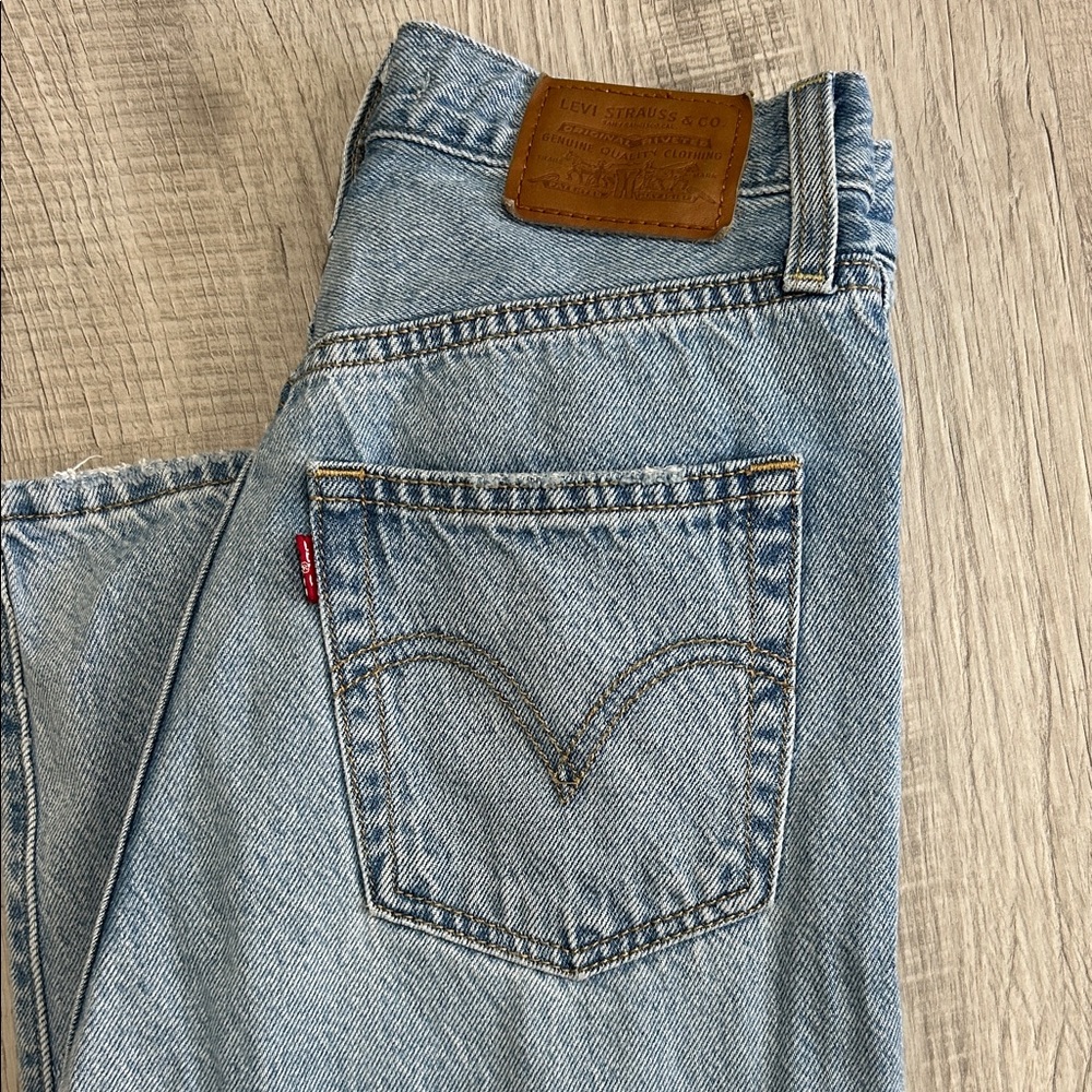 Levi’s Women’s Ribcage Straight Ankle Jean